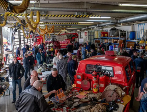 Helme, Schläuche und Abzeichen: Oldtimer-Feuerwehrschätze bei Tauschbörse zu sehen